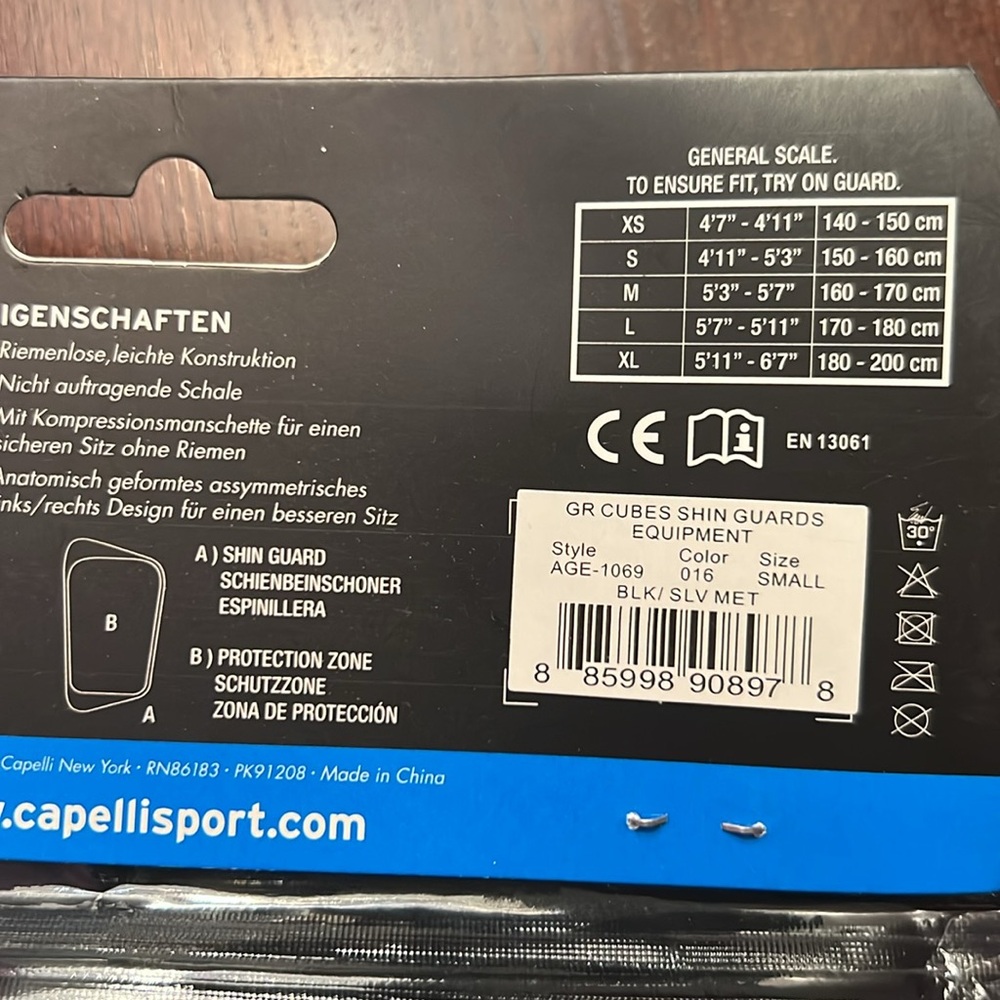Capelli Pro Lite I shin guards w/ sleeve - Picture 3 of 3
